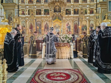 В Великий Пяток епископ Леонтий совершил вечерню с выносом Плащаницы Спасителя в Казанском соборе