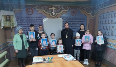 Воспитанники воскресной школы Казанского собора подготовили окопные свечи и письма-рисунки для защитников Отечества
