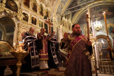 В канун праздника Воздвижения Креста Господня епископ Леонтий совершил всенощное бдение в Казанском соборе