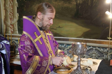 Епископ Леонтий совершил литургию в Казанском кафедральном соборе