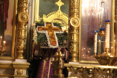 Владыка Леонтий совершил в Казанском соборе всенощное бдение с чином выноса Креста Господня