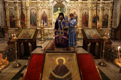В канун праздника Покрова Пресвятой Богородицы епископ Леонтий совершил всенощное бдение в Казанском соборе