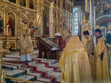 В Неделю 7-ю по Пятидесятнице епископ Леонтий совершил Литургию в Казанском соборе