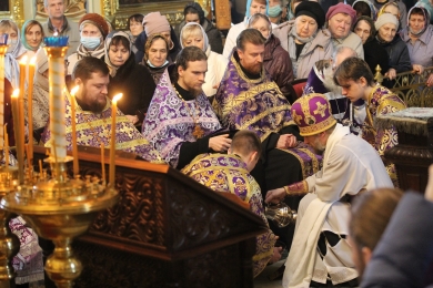 В Великий Четверток епископ Леонтий совершил в Казанском соборе Литургию Василия Великого и чин омовения ног