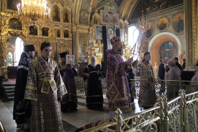 В четвертое воскресенье Великого поста Владыка Леонтий совершил Литургию в Казанском соборе