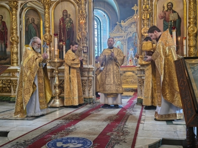 В Неделю о Страшном Суде епископ Леонтий совершил Литургию в Казанском соборе