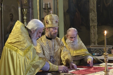В день памяти благоверного князя Александра Невского епископ Леонтий совершил Литургию в Казанском соборе