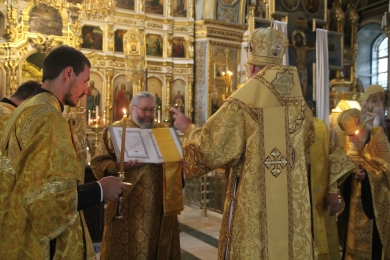 В канун Недели Всех святых епископ Леонтий совершил всенощное бдение в Казанском соборе
