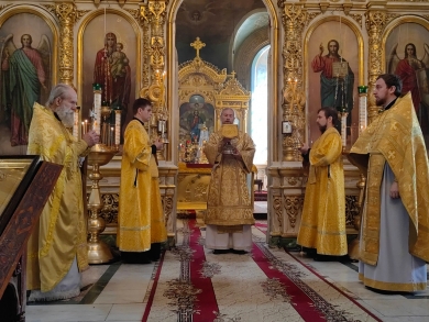 В Неделю 8-ю по Пятидесятнице епископ Леонтий совершил Литургию в Казанском соборе