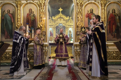 В Неделю 2-ю Великого поста епископ Леонтий совершил Божественную литургию в Казанском соборе