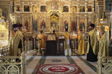 В канун Недели Всех святых, в земле Русской просиявших епископ Леонтий совершил всенощное бдение в Казанском соборе