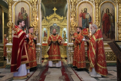 В Неделю 6-ю по Пасхе епископ Леонтий совершил Литургию в Казанском соборе