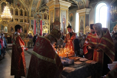 На Радоницу Владыка Леонтий совершил Литургию и панихиду в Казанском соборе