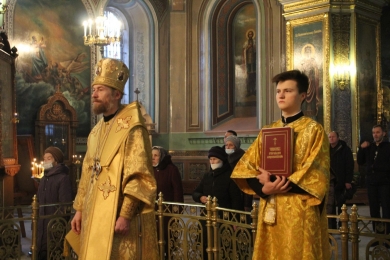 В день памяти апостола и евангелиста Матфея епископ Леонтий совершил Литургию в Казанском соборе