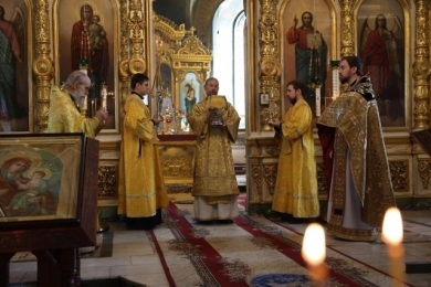 В Неделю 9-ю по Пятидесятнице епископ Леонтий совершил Литургию в Казанском соборе
