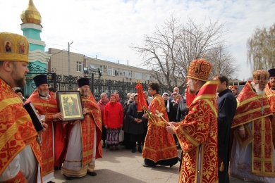 В Понедельник Светлой седмицы епископ Леонтий возглавил Божественную литургию и крестный ход