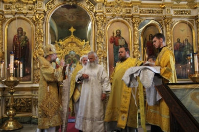 В Неделю 8-ю по Пятидесятнице епископ Леонтий совершил в Казанском соборе Литургию и иерейскую хиротонию диакона Василия Марченко