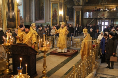 В Неделю сыропустную, воспоминание Адамова изгнания (Прощеное воскресенье) епископ Леонтий совершил Литургию в Казанском соборе
