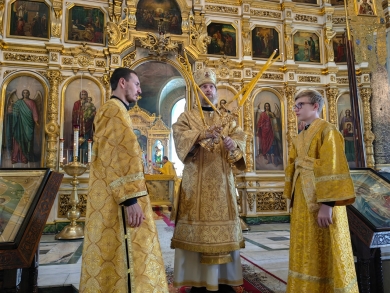 В Неделю 6-ю по Пятидесятнице епископ Леонтий совершил Литургию в Казанском соборе