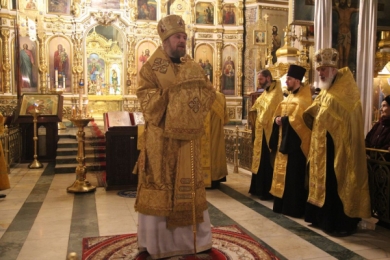 В канун Недели о блудном сыне владыка Леонтий совершил всенощное бдение в Казанском Соборе.