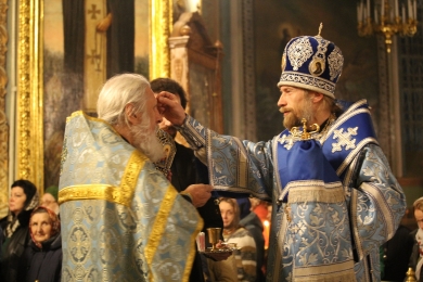 В канун празднования Казанской иконе Божией Матери епископ Леонтий совершил всенощное бдение в Казанском соборе