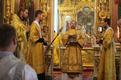 В Неделю 7-ю по Пятидесятнице владыка Леонтий совершил Божественную литургию