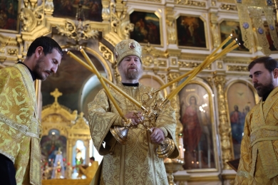 В Неделю 10-ю по Пятидесятнице епископ Леонтий совершил Литургию в Казанском соборе