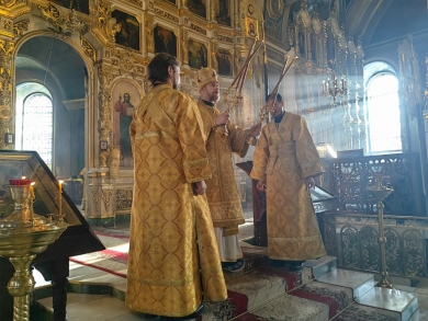 В Неделю 36-ю по Пятидесятнице епископ Леонтий совершил Литургию в Казанском соборе