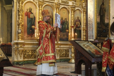 В канун Недели 2-ой по Пасхе епископ Леонтий совершил всенощное бдение в Казанском соборе