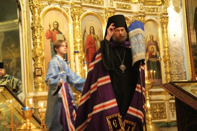 В канун праздника Введения во храм Пресвятой Богородицы владыка Леонтий совершил всенощное бдение в Казанском соборе