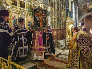 В канун праздника Воздвижения Креста Господня епископ Леонтий совершил всенощное бдение в Казанском соборе