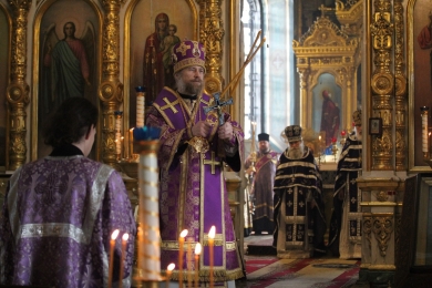 В Неделю 4-ю Великого поста епископ Леонтий совершил Божественную литургию в Казанском соборе